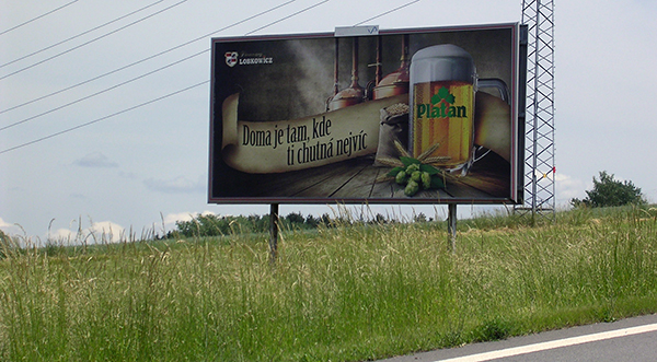 Reklamní billboard na pivo Platan ve Strakonicích