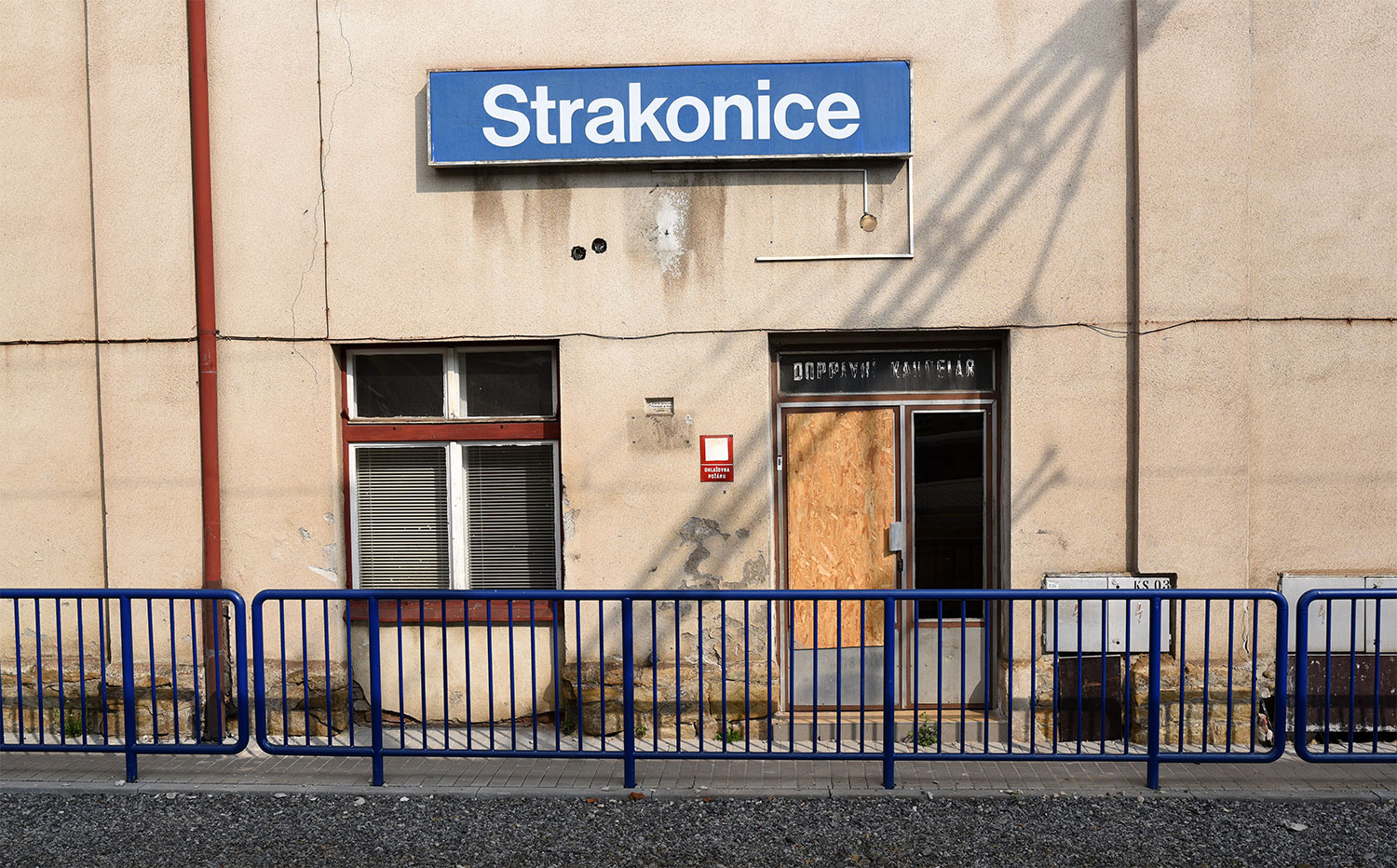 Původní dopravní kancelář v železniční stanici Strakonice, ve které byl provozován řídící panel zabezpečovacího zařízení – vchod od kolejiště