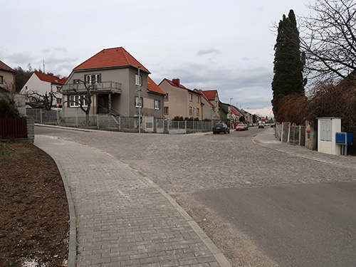 Pohled do ulice Švandy dudáka směrem ke Strakonicím. Na fotu chodník s ukázkou, že všechny chodníky v této oblasti měly být podle původního projektu oboustranné.