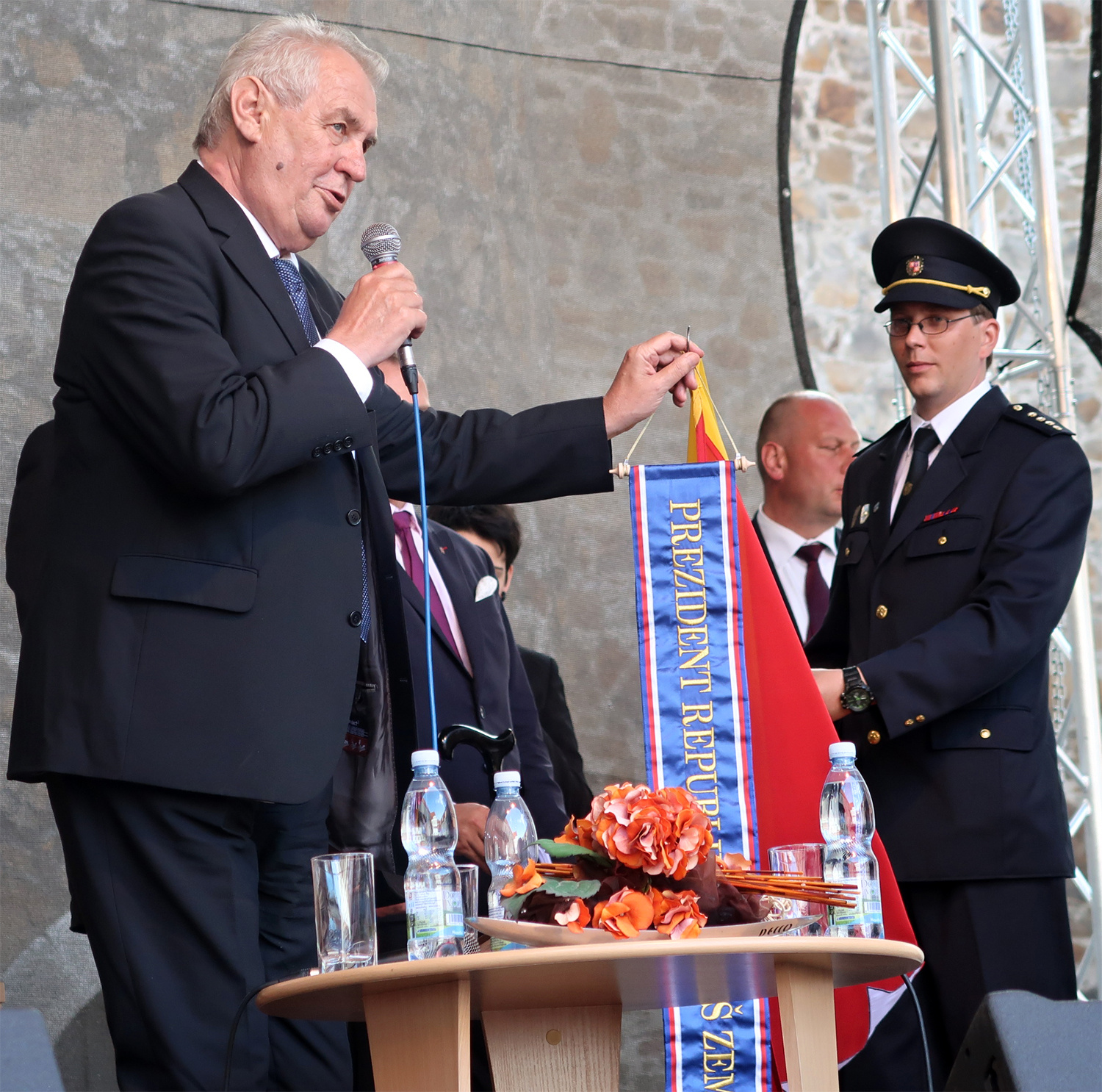 Prezident Miloš Zeman ve Strakonicích – prezident dekoroval prapor města pamětní stuhou