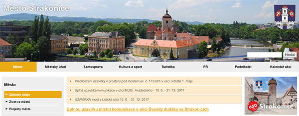 Pomalu ale jistě končí rok oslav 650. výročí od udělení městských práv. V době prázdnin od 25.8.2017 do 27.8.2017 se ve Strakonicích konal třídenní program v rámci zmíněných oslav. Co se ovšem nekonalo, byly sliby ředitele Městského kulturního střediska (MěKS) Františka Christelbauera. Jím slibovaný celoroční program slavností se totiž smrskl na několik málo dnů a další běžně konaný program byl pouze označen jako ten konaný v rámci slavení. Šlo však spíše o uměle organizovaný program v rámci oslav a o to, aby ředitel Christelbauer mohl „šikovně“ převést další městské peníze na provoz MěKS mimo běžný rozpočet. Do doby konání třídenních oslav bylo ve Strakonicích a na dalších místech České republiky mediální ticho po pěšině a stejně tak po zmíněných oslavách. Rovněž na webu města po kliknutí na obrázek oslav se návštěvník dostal většinu měsíců pouze na běžný program konaný během roku. Je vidět, že k ředitelování kulturního střediska opravdu jen hlavní kvalifikace v podobě řidičáku skupiny „C“ opravdu nestačí.