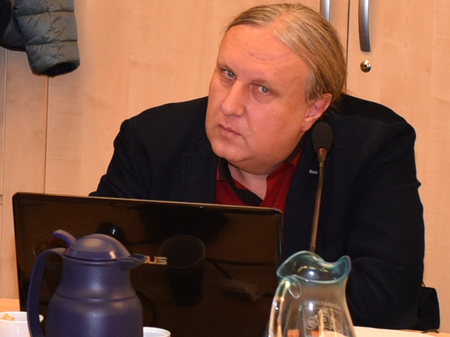 Ředitel Městského kulturního střediska ve Strakonicích (MěKS) František Christelbauer, ředitel neumějící srozumitelně mluvit a autor zpackaných oslav 650. výročí získání městských práv pro Strakonice