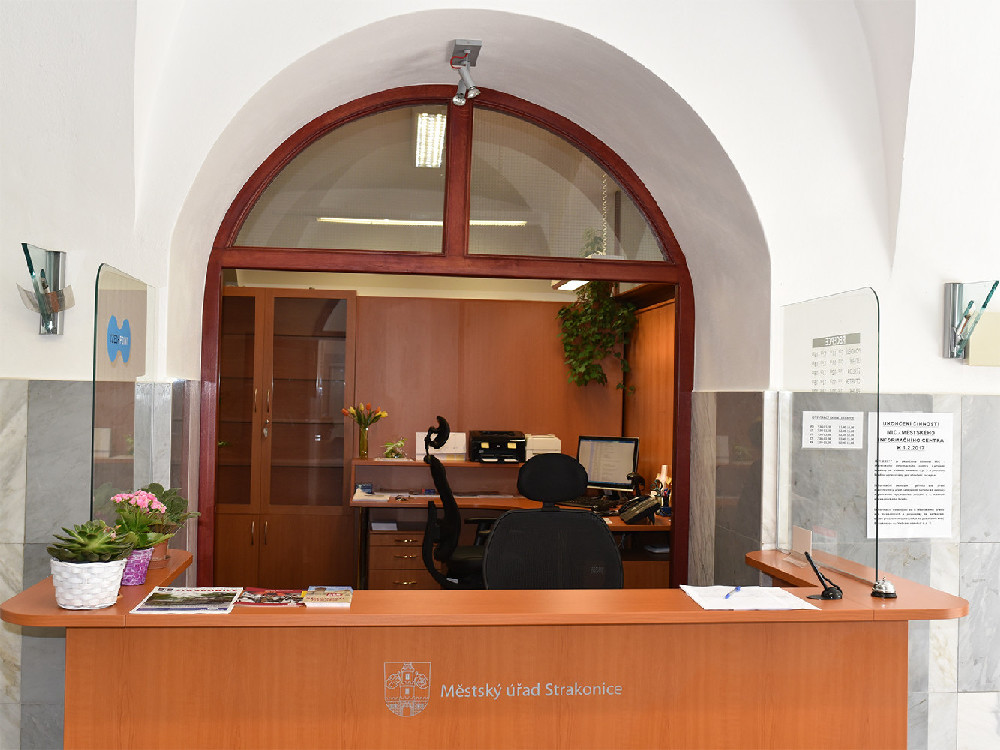 Z Infocentra na radnici vznikla recepce, kde návštěvník města žádné informace nezíská – město Strakonice tak přešlo do práce v utajení