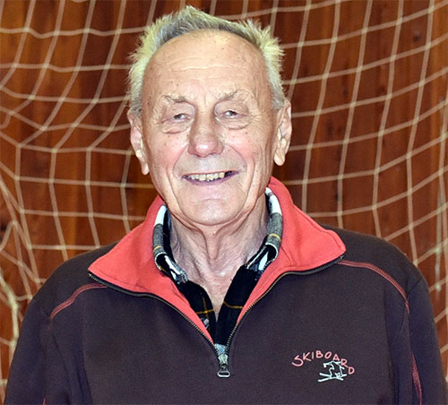 Strakonická legenda, basketbalový trenér pan Miroslav Vondřička, slaví dnešního dne 85. narozeniny. Redakce magazínu iStrakonice.cz mu přeje hodně zdraví, štěstí a pohody do dalších let. Ve své sportovní kariéře vedl úspěšně týmy na mistrovství Evropy, světa, ale i na olympijských hrách. Zápasit dokázal nejenom na sportovním poli, bojoval i na tom politickém za peníze pro sport. Nebál se postavit ani současnému starostovi za Strakonickou Veřejnost Břetislavu Hrdličkovi, kdy on a jeho souputníci odmítli dát úspěšnému basketbalu ve Strakonicích dotaci. Hrdlička se přitom hloupě vymlouval, že nemá od předchůdců peníze, aby je záhy rozházel za nesmyslné projekty. Ve své odpovědi panu Vondřičkovi doslova řekl, že „Jinými slovy došly peníze“. Pochopitelně lhal, stejně jako mnohdy jindy. Peníze na basketbal dává až nyní ke konci volebního období, kdy se zjevně jeho extremistické hnutí Strakonická Veřejnost snaží zalíbit občanům, které takto „uplácí“.