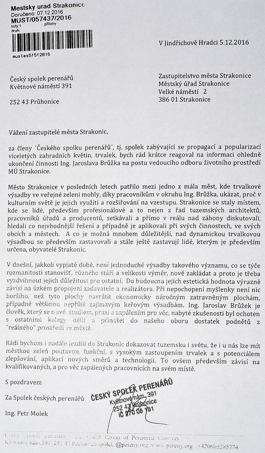 Pana Brůžka se zastal i Český spolek perenářů (Poznámka redakce: Český spolek perenářů je občanské sdružení, které propaguje a popularizuje v zimě vytrvalé víceleté zahradní květiny, profesionály zvané pereny, laiky prostě a jednoduše trvalky.)