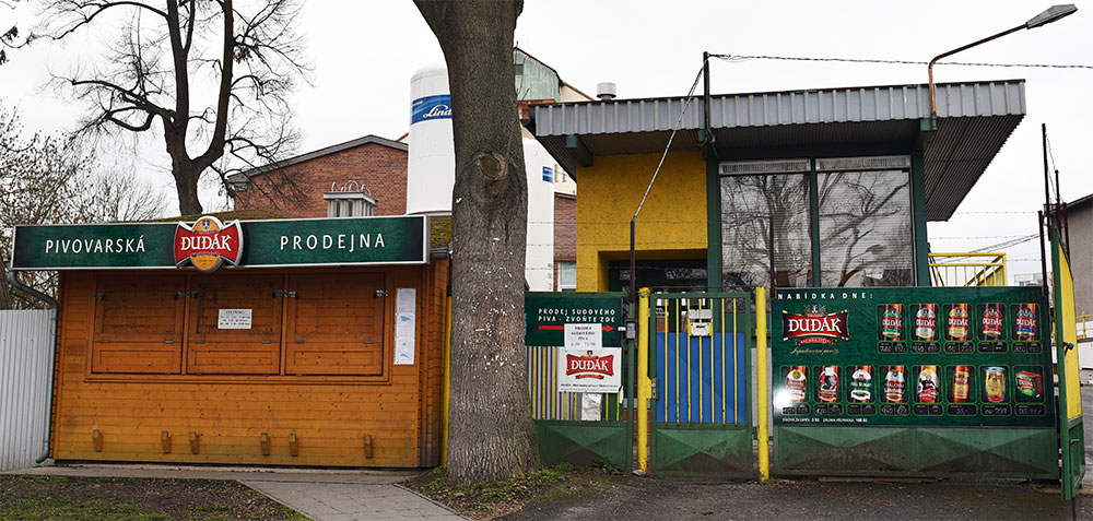 Kdo by očekával reklamu na velikonoční nápoj pivovaru alespoň na podnikové prodejně, ten bude zklamán – ani podniková prodejna totiž asi nesmí nic o novém nápoji zveřejňovat (foceno 13.3.2016)