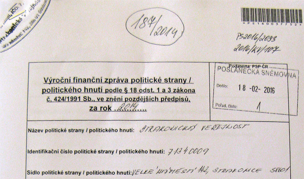 Otisk podacího razítka Poslanecké sněmovny Parlamentu ČR dokládající odevzdání  Výroční finanční zprávy Strakonickou Veřejností za rok 2014 až 18.2.2016, tedy v rozporu se zákonem