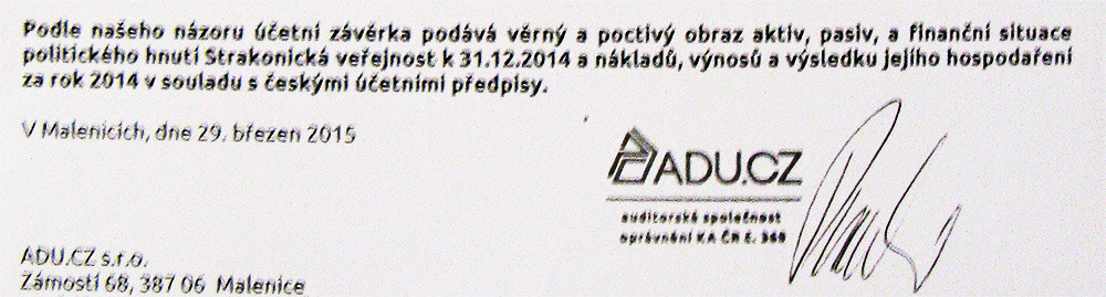 Důkaz toho, kdo prováděl audit výroční finanční zprávy Strakonické Veřejnosti za rok 2014 s pochybením (podle Břetislava Hrdličky) – jedná se o firmu ADU.CZ (rozmazání textu je způsobeno špatným osvětlením při focení dokumentu)