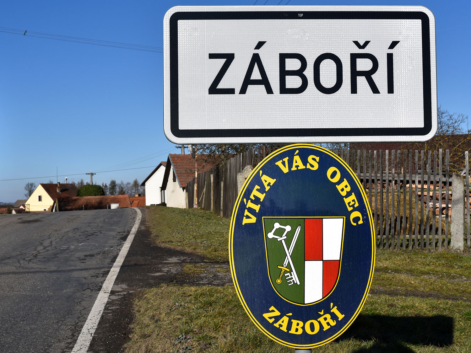 Obec Záboří, vstupní silniční značky – dřívější působení ředitele Christelbauera na poli kultury