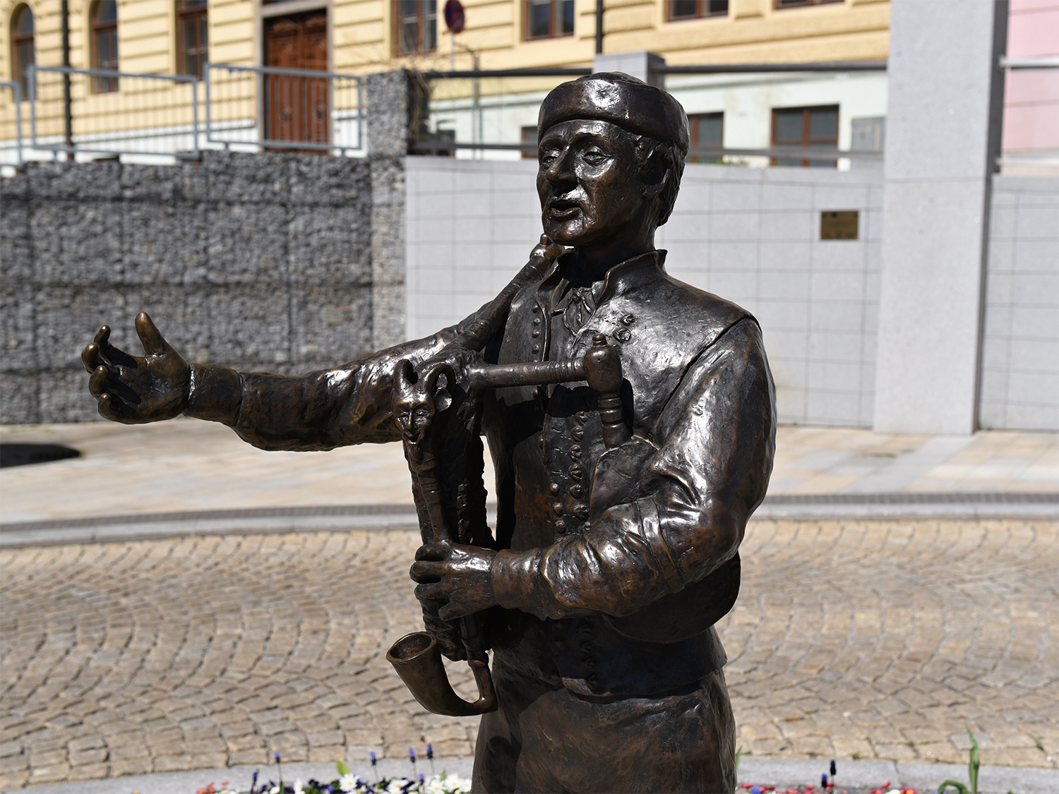 Švando dudáku, má cenu vítat turisty ve městě, kde vládne strach a cenzura?