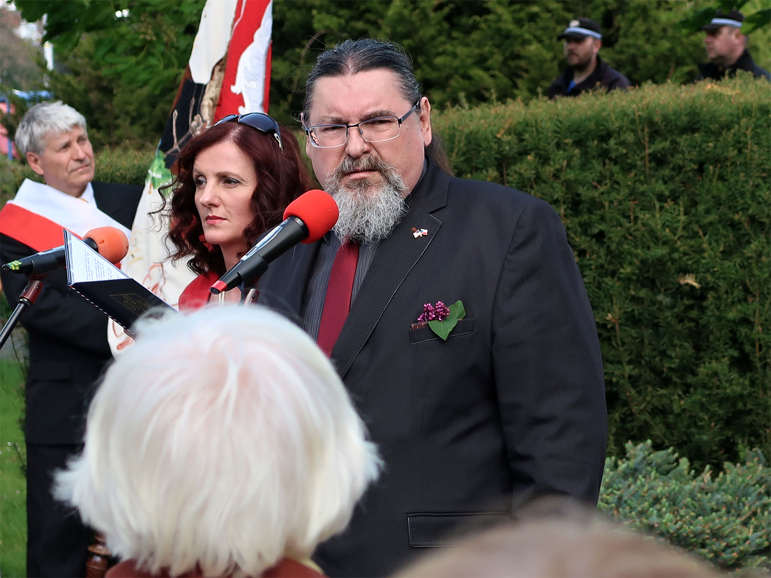 Tisková mluvčí radnice Markéta Bučoková a starosta města Břetislav Hrdlička u mikrofonů při projevu starosty