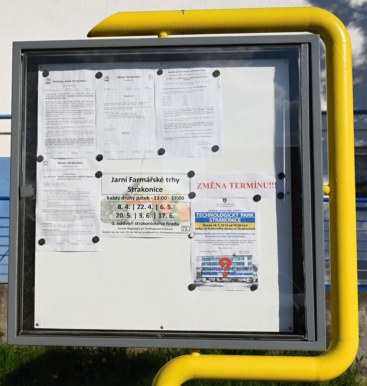 Vývěska města Strakonice – skutečně například ani zde nebylo místo na malý letáček?