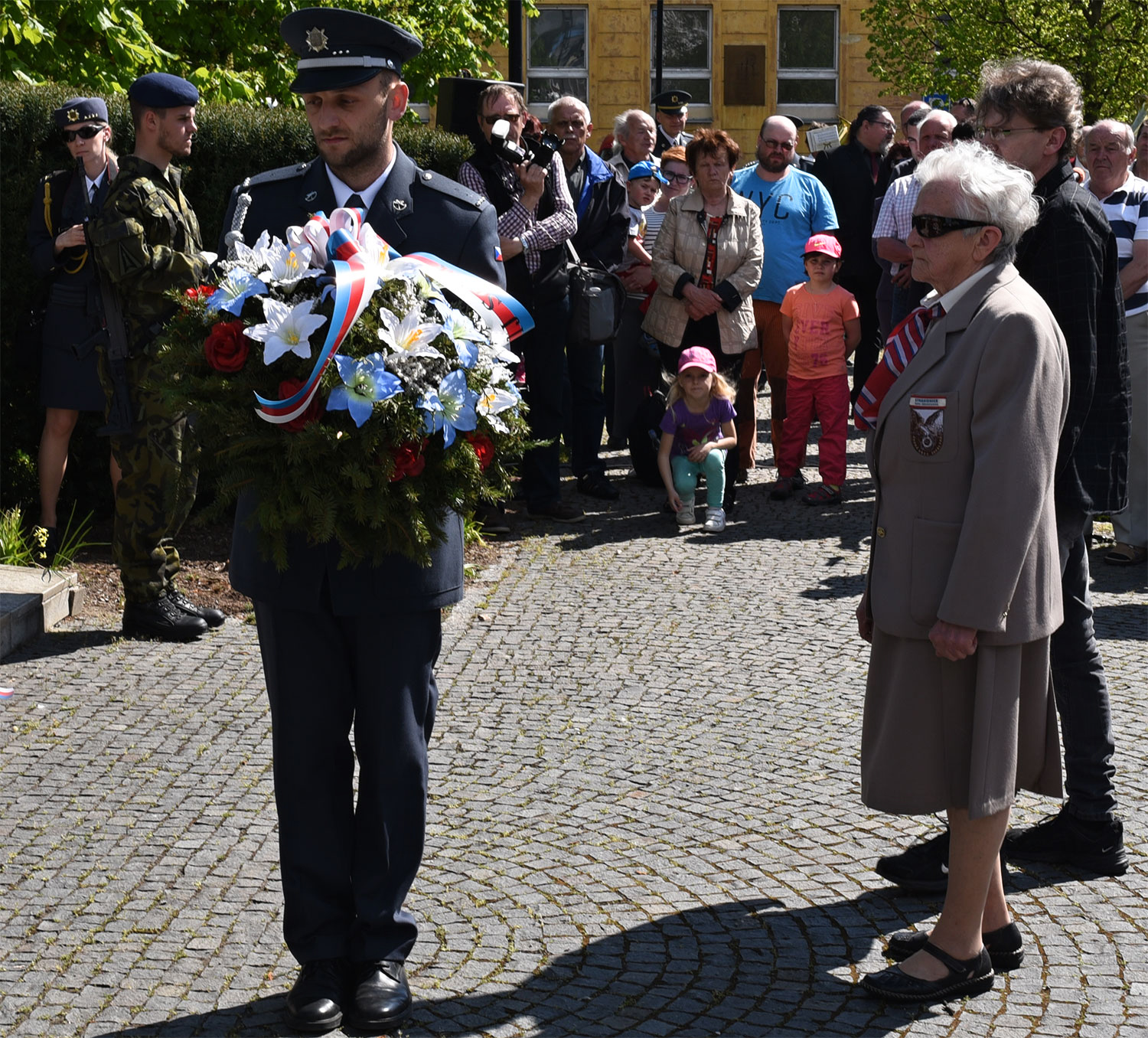 Pietní akt u pomníku Na Dubovci k 71. výročí osvobození od fašismu