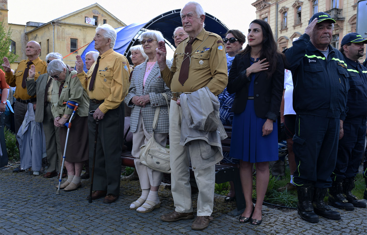 Pietní akt u pomníku Na Dubovci k 71. výročí osvobození od fašismu – Foto 10: Pietní akt u pomníku Na Dubovci k 71. výročí osvobození od fašismu – tajemnice pro ekonomické a politické záležitosti Velvyslanectví USA v České republice Nooshin Soltani a Václav Císařovský, velitel SDH Strakonice II a velitel jednotky města Strakonice při české hymně