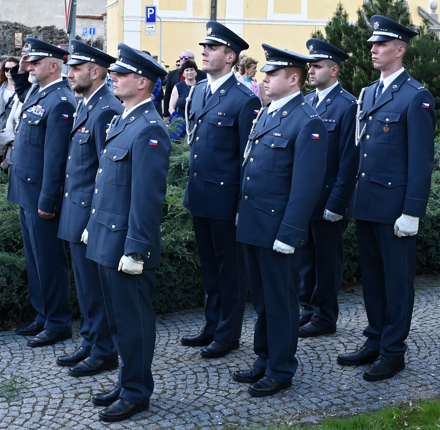 Pietní akt u pomníku Na Dubovci k 71. výročí osvobození od fašismu