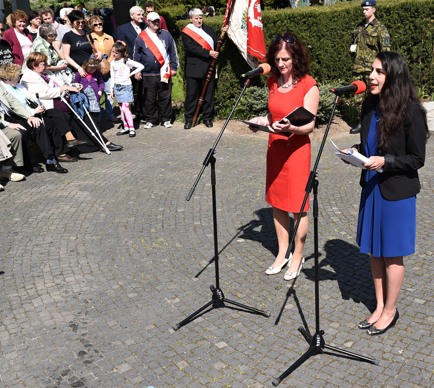 Foto 2: Pietní akt u pomníku Na Dubovci k 71. výročí osvobození od fašismu – tajemnice pro ekonomické a politické záležitosti Velvyslanectví USA v České republice Nooshin Soltani (vpravo)