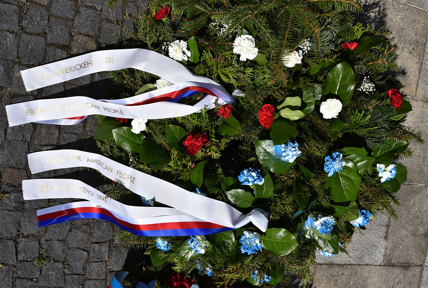 Pietní akt u pomníku Na Dubovci k 71. výročí osvobození od fašismu – věnec Velvyslanectví USA v České republice