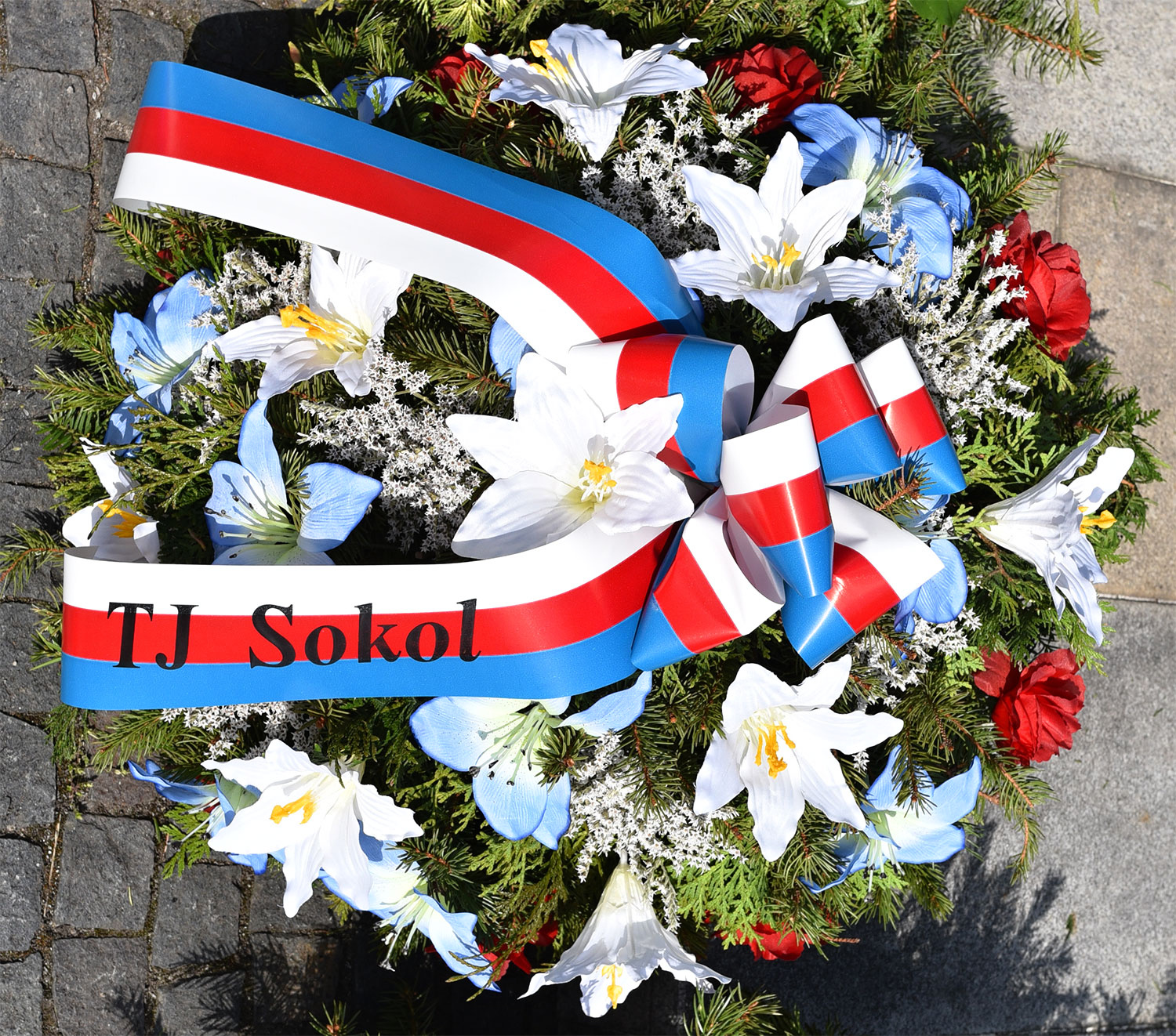 Pietní akt u pomníku Na Dubovci k 71. výročí osvobození od fašismu – věnec TJ Sokola Strakonice
