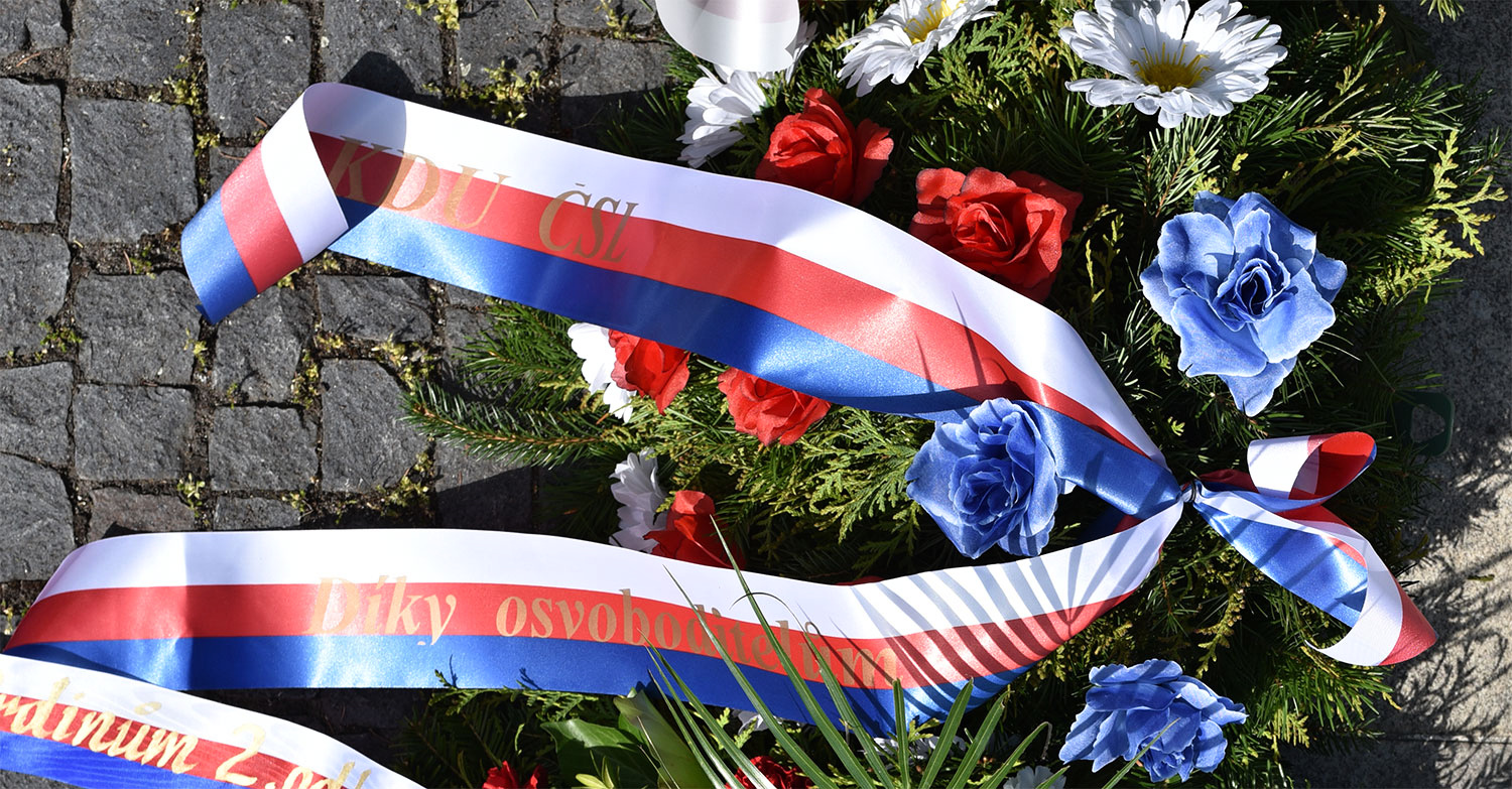 Pietní akt u pomníku Na Dubovci k 71. výročí osvobození od fašismu – věnec KDU-ČSL Strakonice