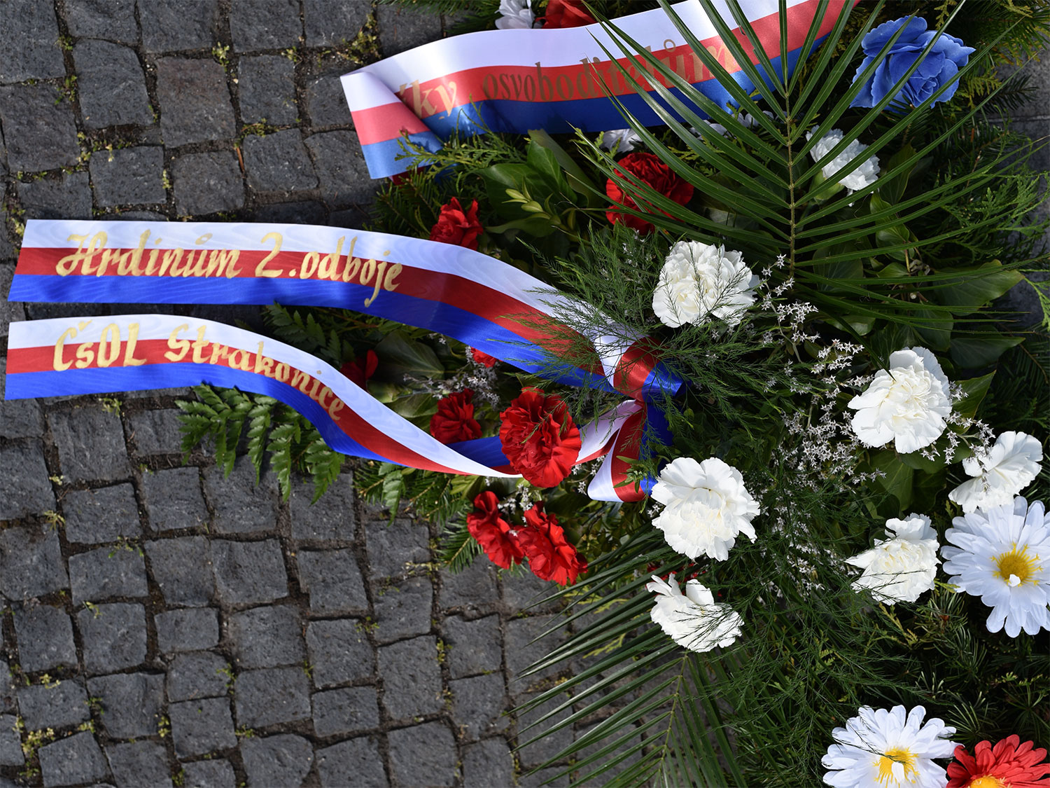 Pietní akt u pomníku Na Dubovci k 71. výročí osvobození od fašismu – věnec Československé obce legionářské Strakonice