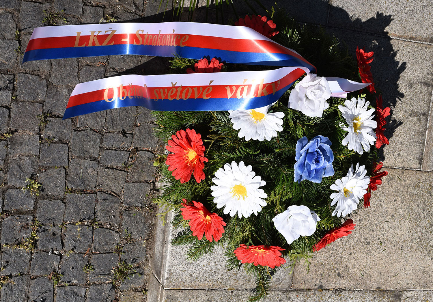 Pietní akt u pomníku Na Dubovci k 71. výročí osvobození od fašismu – věnec Levicového klubu žen