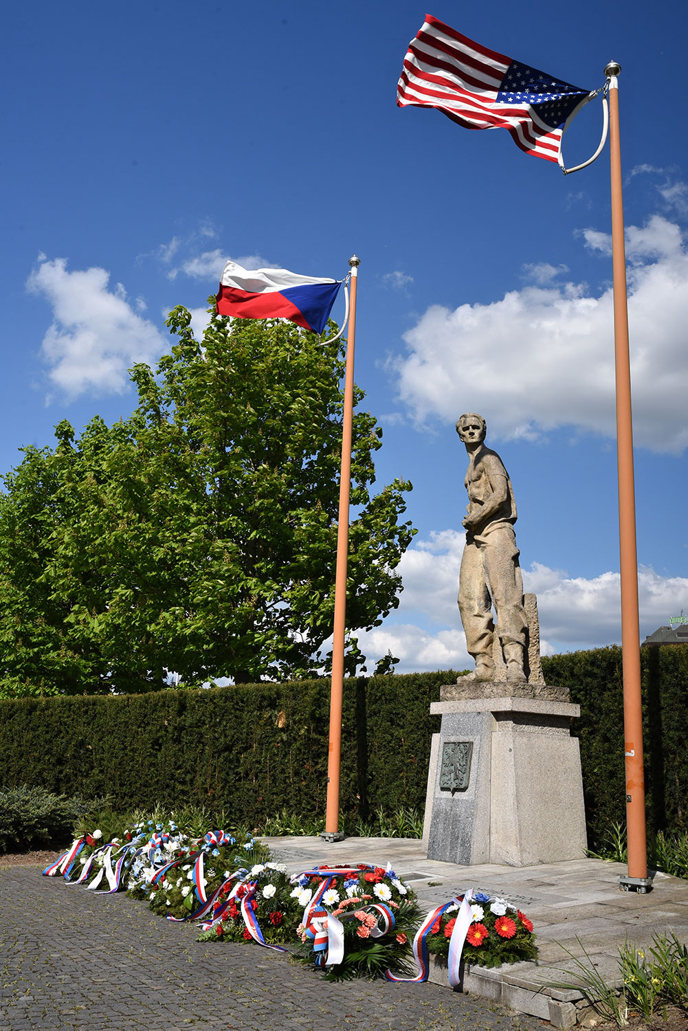 Pietní akt u pomníku Na Dubovci k 71. výročí osvobození od fašismu – pomník Obětem světových válek Na Dubovci s věnci položenými při pietním aktu dne 8.5.2016