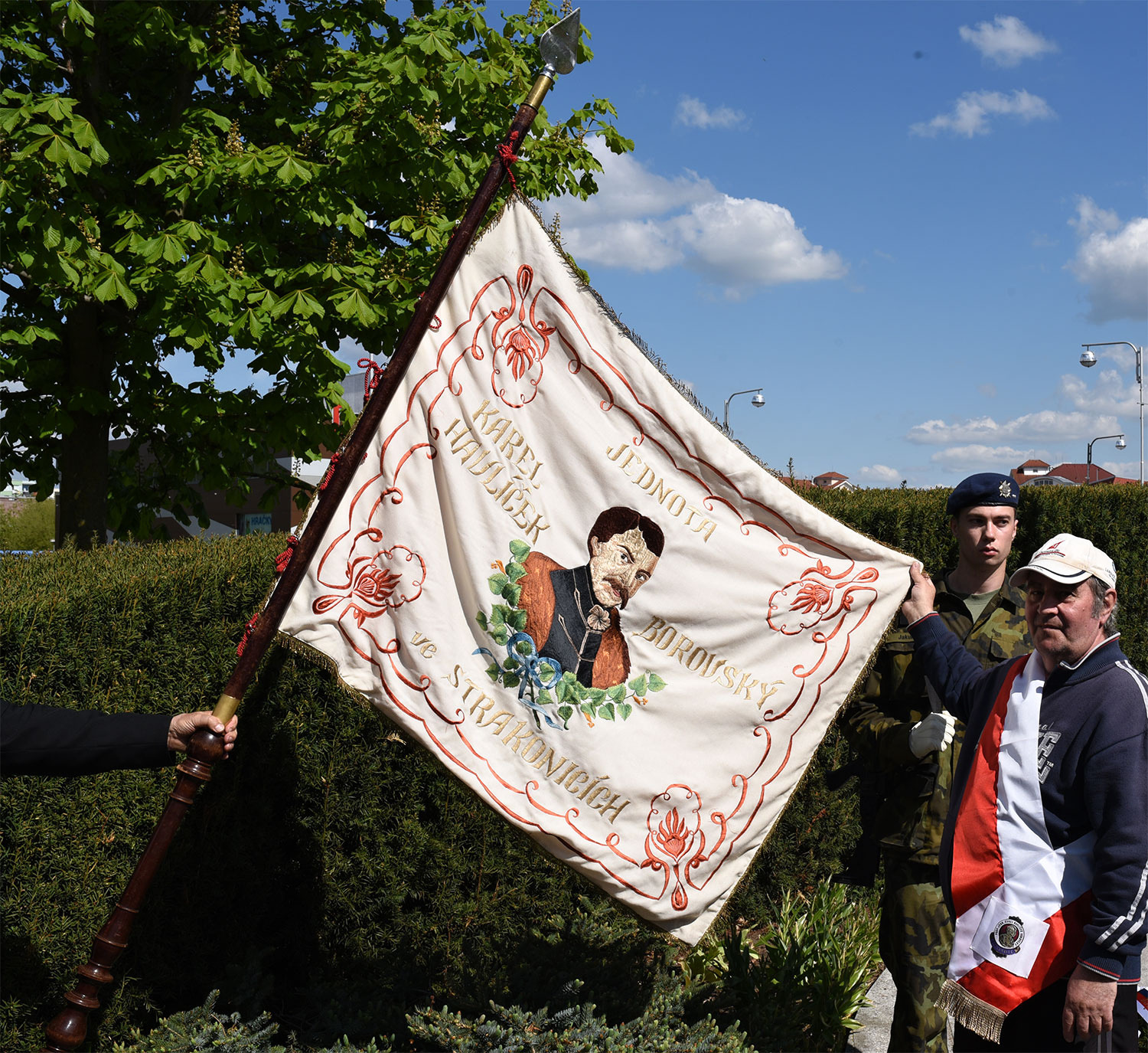 Pietní akt u pomníku Na Dubovci k 71. výročí osvobození od fašismu