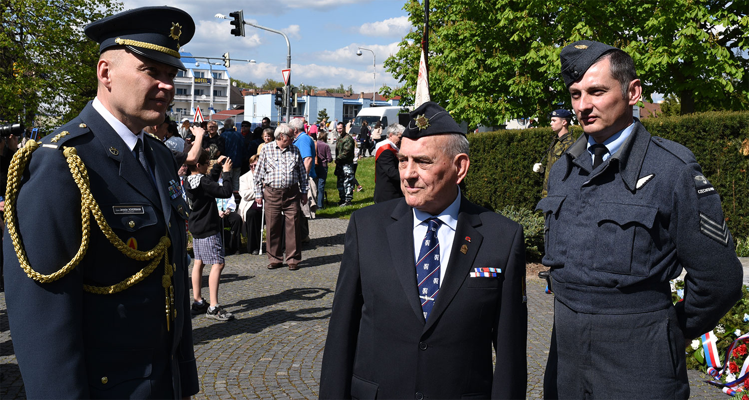 Pietní akt u pomníku Na Dubovci k 71. výročí osvobození od fašismu – Zdeněk Hruška, předseda Československé obce legionářské jednoty Strakonice (uprostřed) a spisovatel Dušan Vávra píšící o československých letcích a pozemním personálu za Druhé světové války v Anglii (vpravo)