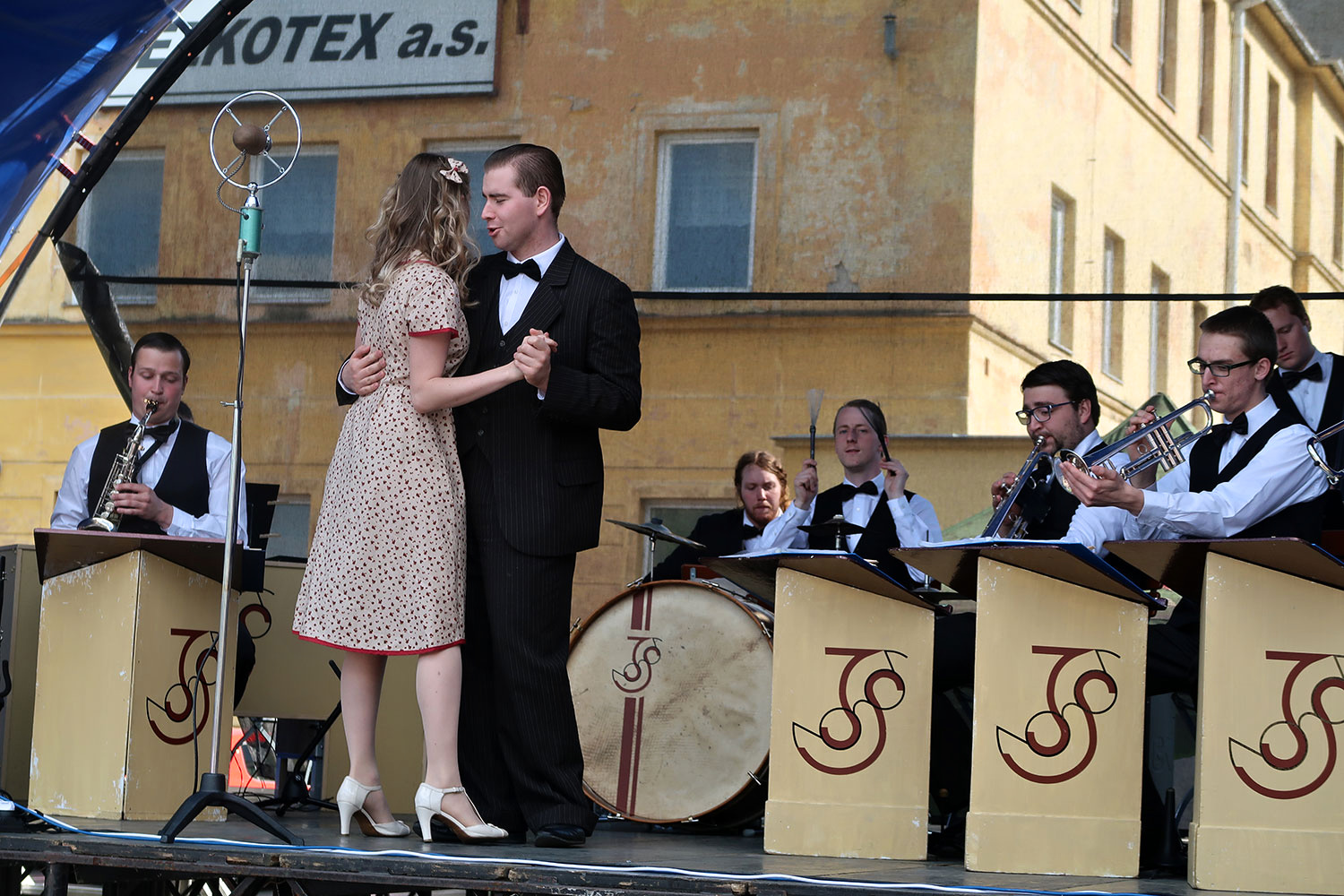 Oslava u pomníku Na Dubovci k 71. výročí osvobození od fašismu – Ježkovy stopy, koncert swingového orchestru s českou válečnou a předválečnou hudbou z období 30. let