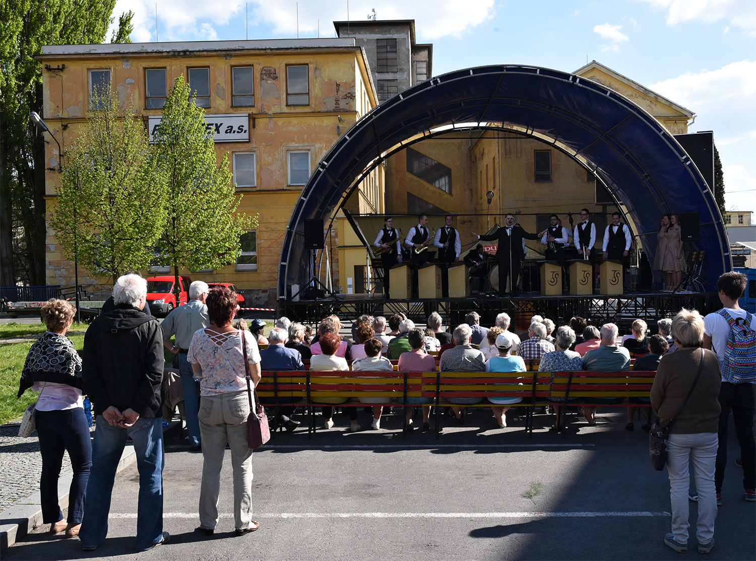 Oslava u pomníku Na Dubovci k 71. výročí osvobození od fašismu – Ježkovy stopy, koncert swingového orchestru s českou válečnou a předválečnou hudbou z období 30. let