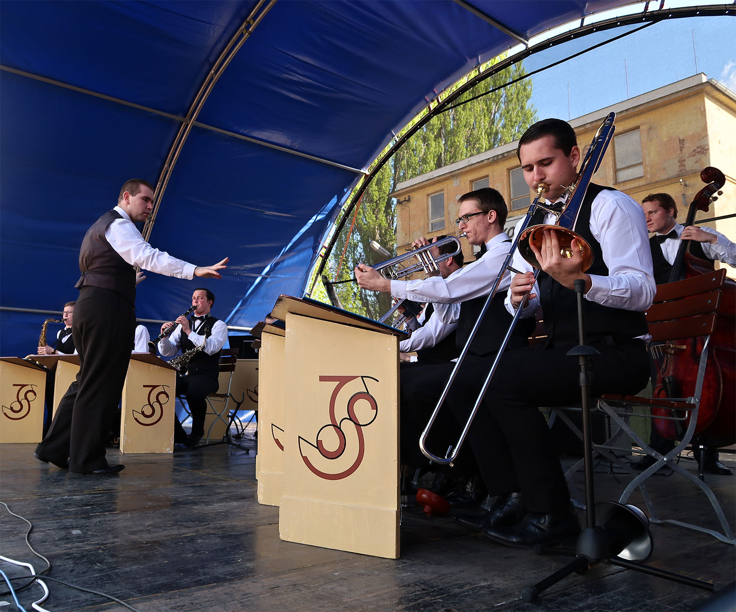 Oslava u pomníku Na Dubovci k 71. výročí osvobození od fašismu – Ježkovy stopy, koncert swingového orchestru s českou válečnou a předválečnou hudbou z období 30. let