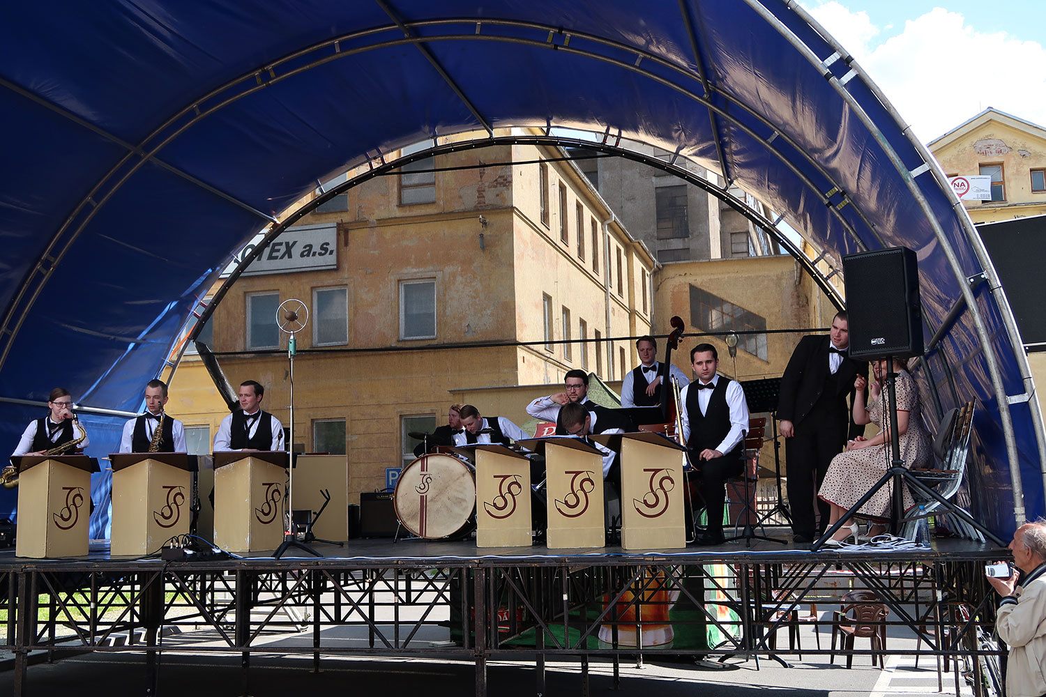 Oslava u pomníku Na Dubovci k 71. výročí osvobození od fašismu – Ježkovy stopy, koncert swingového orchestru s českou válečnou a předválečnou hudbou z období 30. let