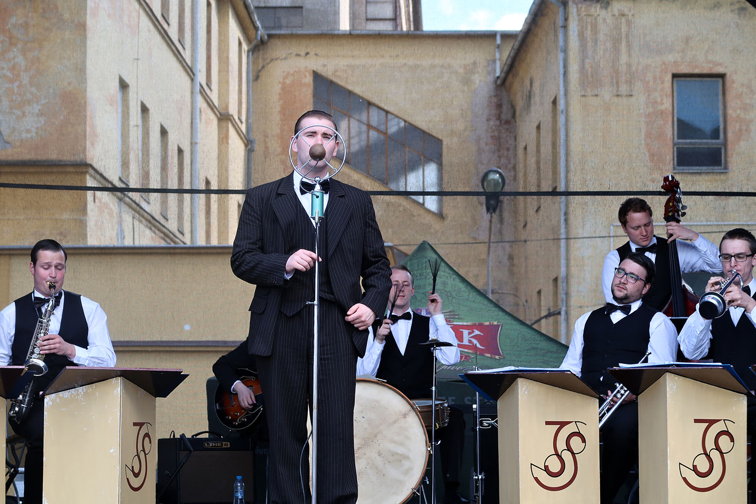 Oslava u pomníku Na Dubovci k 71. výročí osvobození od fašismu – Ježkovy stopy, koncert swingového orchestru s českou válečnou a předválečnou hudbou z období 30. let