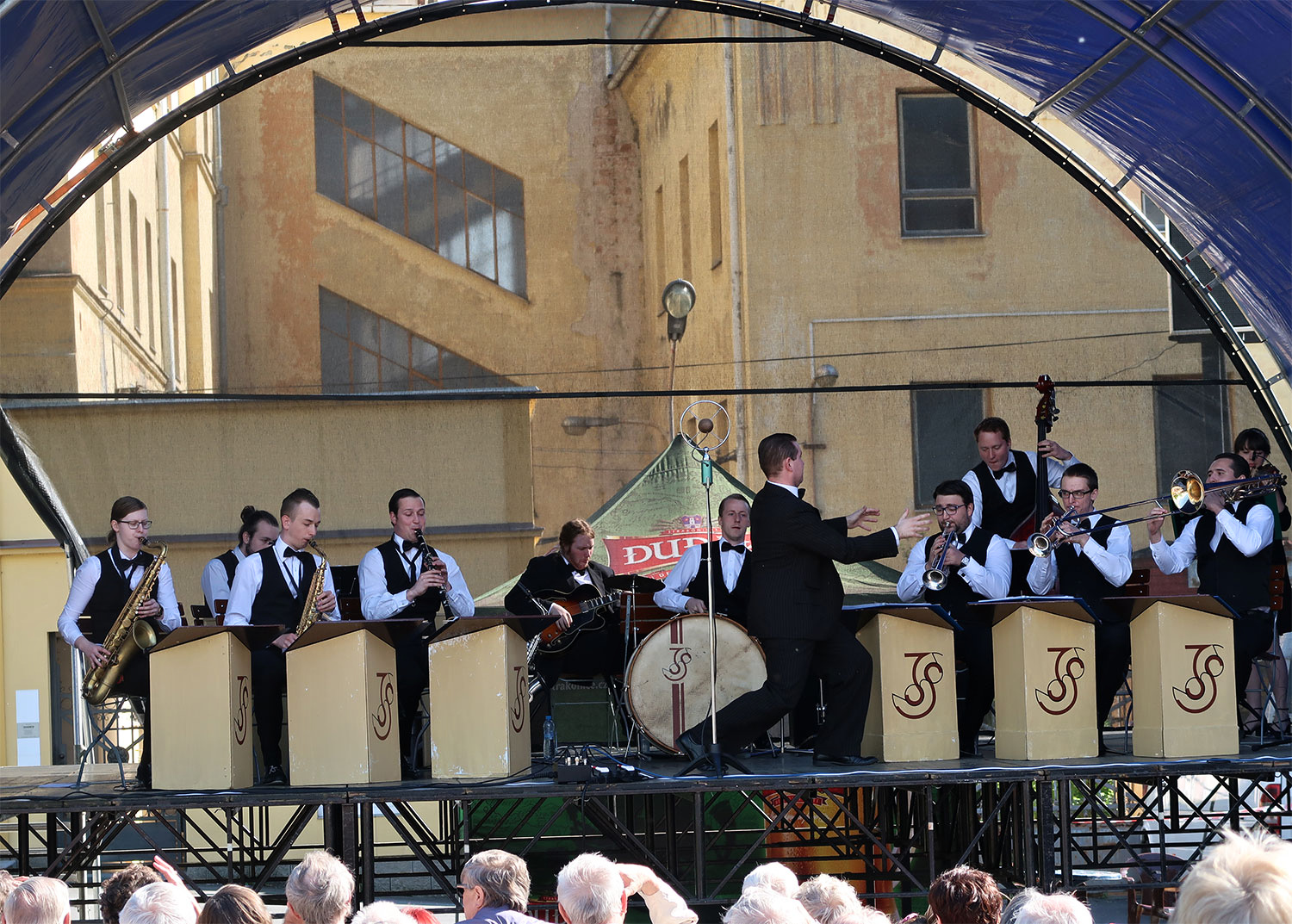 Oslava u pomníku Na Dubovci k 71. výročí osvobození od fašismu – Ježkovy stopy, koncert swingového orchestru s českou válečnou a předválečnou hudbou z období 30. let