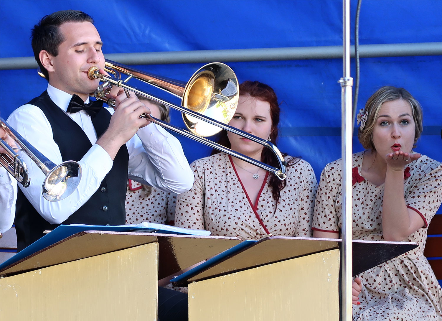 Oslava u pomníku Na Dubovci k 71. výročí osvobození od fašismu – Ježkovy stopy, koncert swingového orchestru s českou válečnou a předválečnou hudbou z období 30. let