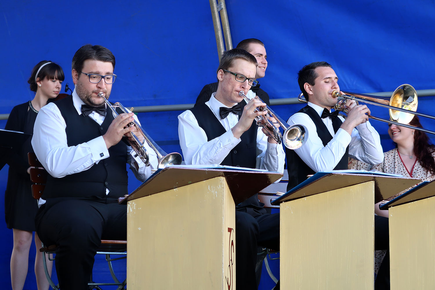 Oslava u pomníku Na Dubovci k 71. výročí osvobození od fašismu – Ježkovy stopy, koncert swingového orchestru s českou válečnou a předválečnou hudbou z období 30. let