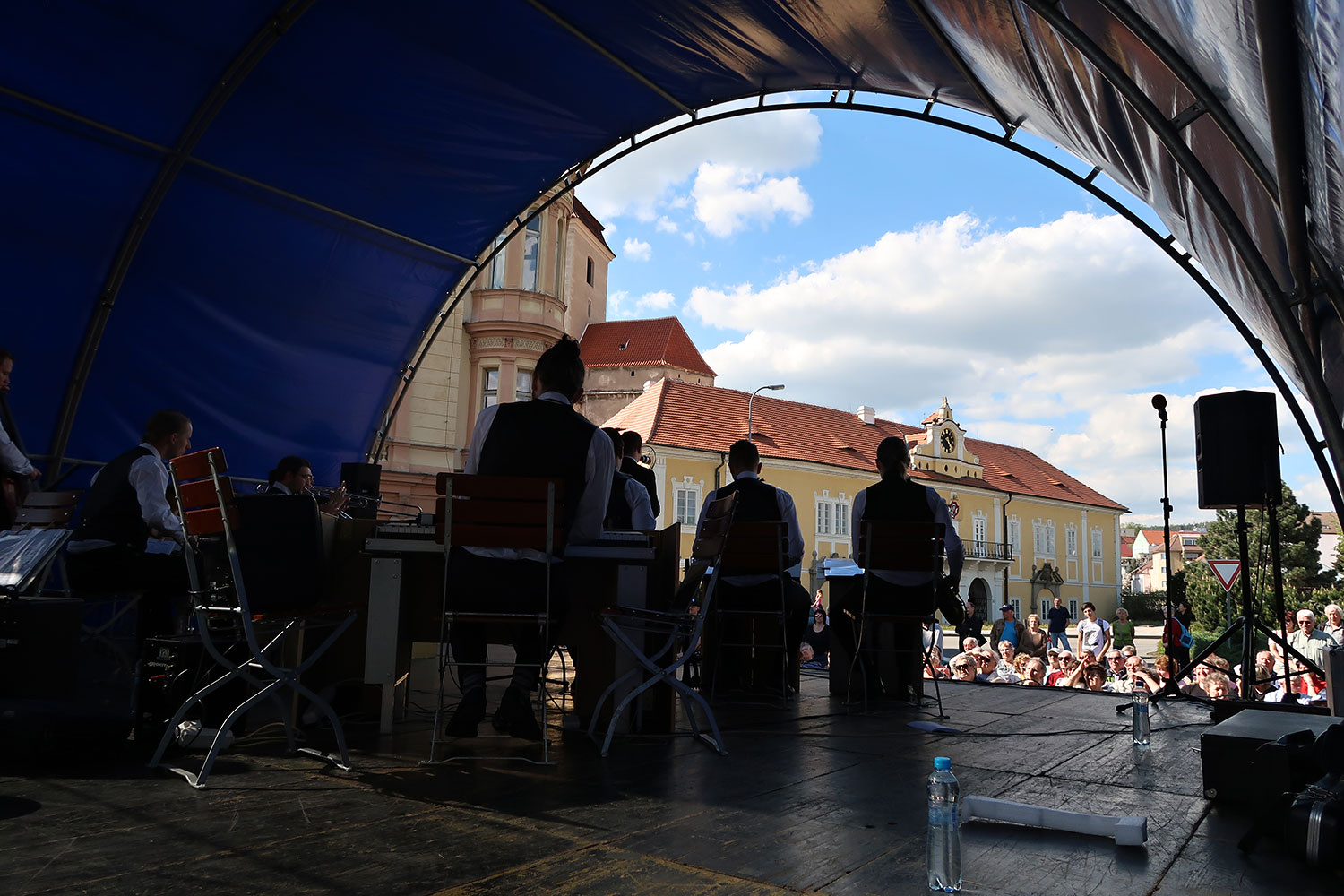 Oslava u pomníku Na Dubovci k 71. výročí osvobození od fašismu – Ježkovy stopy, koncert swingového orchestru s českou válečnou a předválečnou hudbou z období 30. let