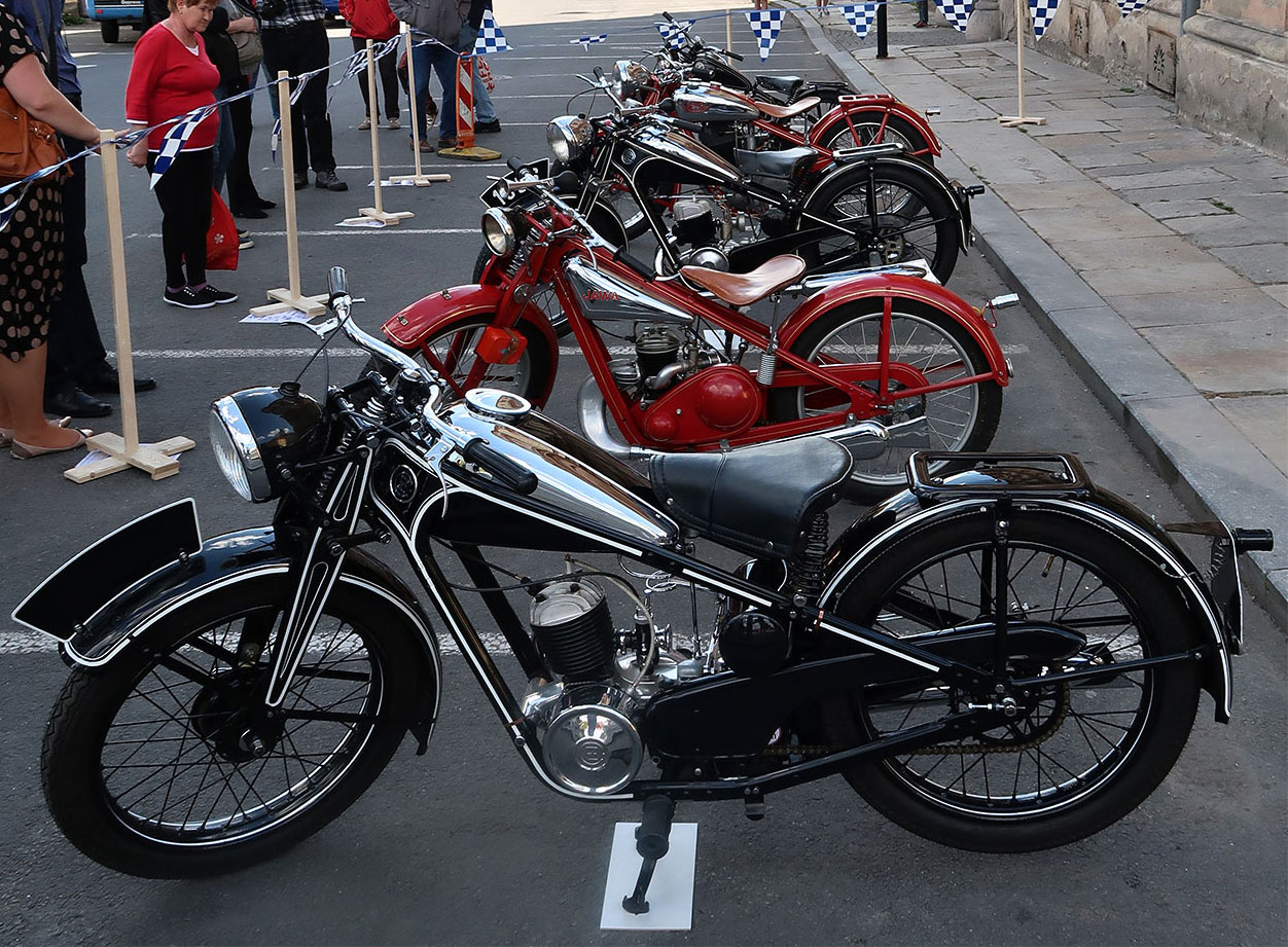 Oslava u pomníku Na Dubovci k 71. výročí osvobození od fašismu – ukázka historických motocyklů JAWA a ČZ