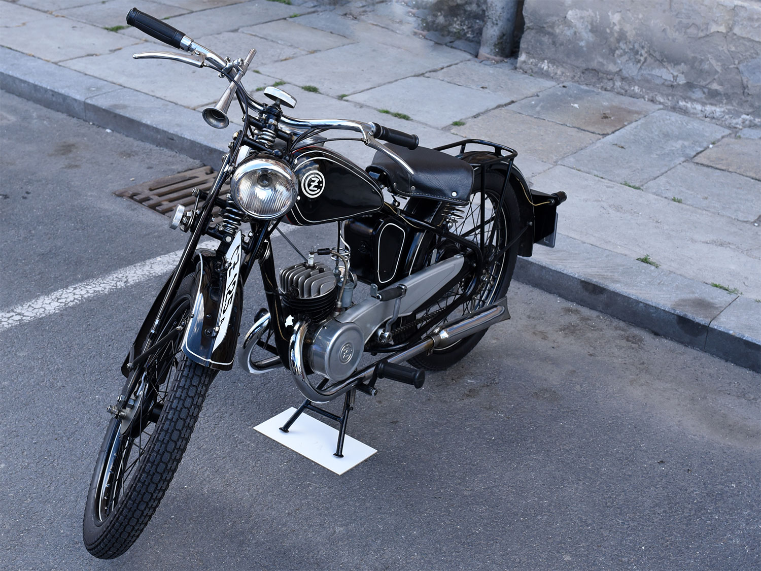 Oslava u pomníku Na Dubovci k 71. výročí osvobození od fašismu – ukázka historických motocyklů JAWA a ČZ – ČZ, 125 A, r.v. 1946
