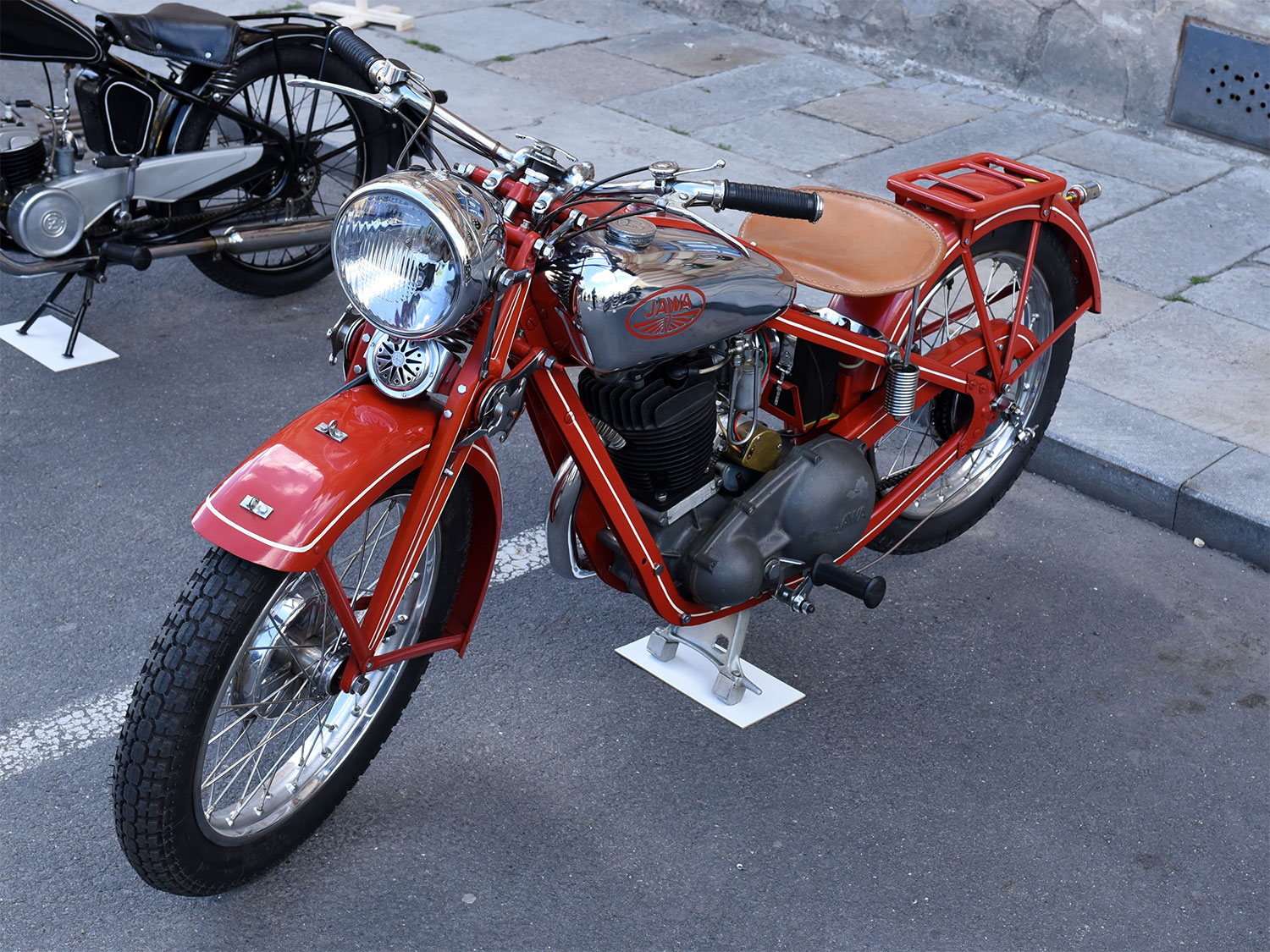 Oslava u pomníku Na Dubovci k 71. výročí osvobození od fašismu – ukázka historických motocyklů JAWA a ČZ – JAWA, OHV 350, r.v. 1936