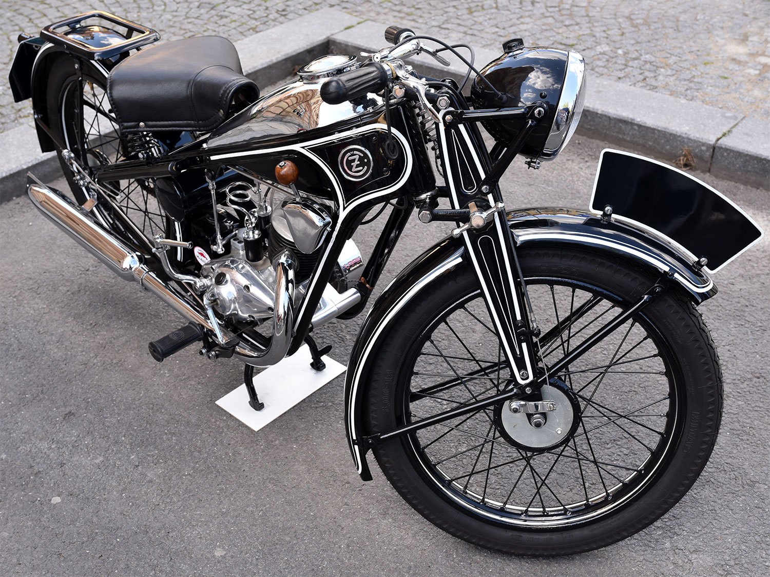 Oslava u pomníku Na Dubovci k 71. výročí osvobození od fašismu – ukázka historických motocyklů JAWA a ČZ – ČZ, 175
