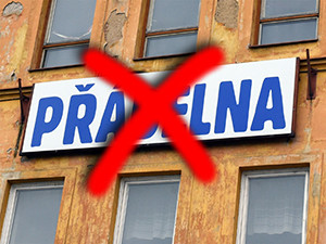 Magazín iStrakonice.cz přes dva roky varuje, upozorňuje a přináší důkazy, fakta a souvislosti o tom, že se v budově bývalé Přádelny plýtvá městskými penězi. Za tu dobu se mezitím vyhodilo zbytečně z „okna“ kolem 5 milionů Kč. Za naši aktivitu jsme si vysloužili ze strany nového vedení radnice spoustu nadávek a urážek. Nikdo nás neposlouchal, že projekt technologického centra pod taktovkou Strakonické Veřejnosti je hloupost, že dotaci nikdy nemůže ani teoreticky získat. Od začátku, po seznámení se s podmínkami dotace, jsme věděli, že celý projet je jeden velký průšvih. Stejně tak že založení městské firmy TC Přádelna Strakonice s.r.o. je pouze velkým tunelem na peníze sloužící Strakonické Veřejnosti. Po dvou letech se pravda ukázala. Měli jsme ji my. Dne 20.6.2018 proběhlo jednání výběrové komise programu Služby infrastruktury – dotačního titulu, do kterého byla Přádelna přihlášena. Strakonická Přádelna tam přitom nebyla vůbec hodnocena. Není ani mezi podpořenými projekty, ani mezi zamítnutými. Je nic. Nejhorší obavy se naplnily. Přádelna totiž podle očekávání nesplnila ani formální podmínky pro to, aby mohla být vůbec klasifikována. Škoda. Kdyby totiž projekt Hrdličky a Oberfalcera byl posouzen z odborného hlediska, dopadl by asi jako zastupitel Christelbauer snažící se udělat maturitu. Skutečně nikomu nevadí, že Strakonická Veřejnost úplně zbytečně vyhazuje z „okna či do kanálu“ městské peníze v řádech milionů? Že podává projekty dopředu odsouzené k zániku? Po průmyslové zóně Hajská tak zkrachoval další vlajkový program Strakonické Veřejnosti.