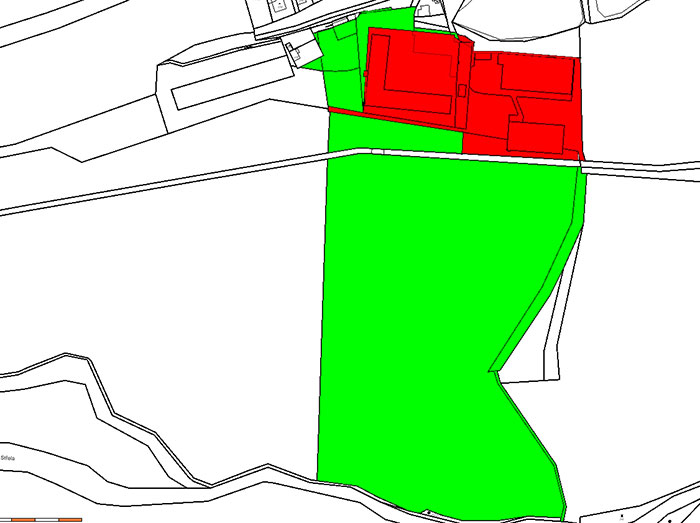 Pozemky firmy Lamela Electric, a.s. v městě Chyše – červeně je vyznačen současný areál firmy, zelené jsou pozemky použitelné pro další rozvoj firmy v okolí stávajícího areálu