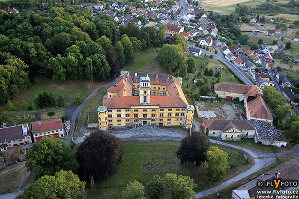 Firma Lamela Electric, a.s. vlastní i mnohé další pozemky, které jsou nyní obstaveny exekutorem. Příkladem je 226 (!) pozemků v katastrálním území Nalžovské Hory, včetně zámku Nalžovy.