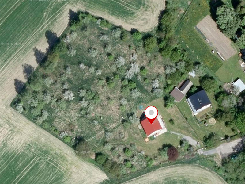 Břetislav Hrdlička v době svého starostování nakoupil nemovitý majetek za několik milionů korun – letecký snímek domu a pozemku starosty Břetislava Hrdličky z map na google.cz