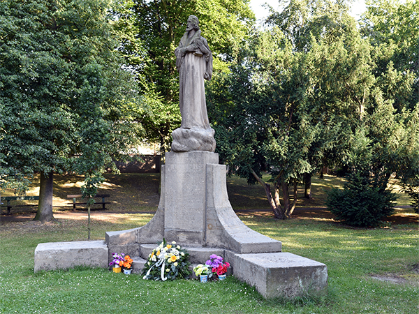 Pomník Jana Husa v Rennerovych sadech ve Strakonicích