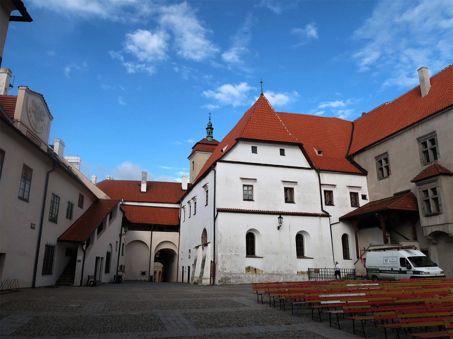 Fotografie II. nádvoří hradu z doby konání „festivalu“ Jamboree 2016 – 3.6.2016 v 18:43 hod. Je z fotografie skutečně patrné špatné počasí, aby se hudba musela přesunout z nádvoří do MěKD? Je blbé počasí, nebo….?
