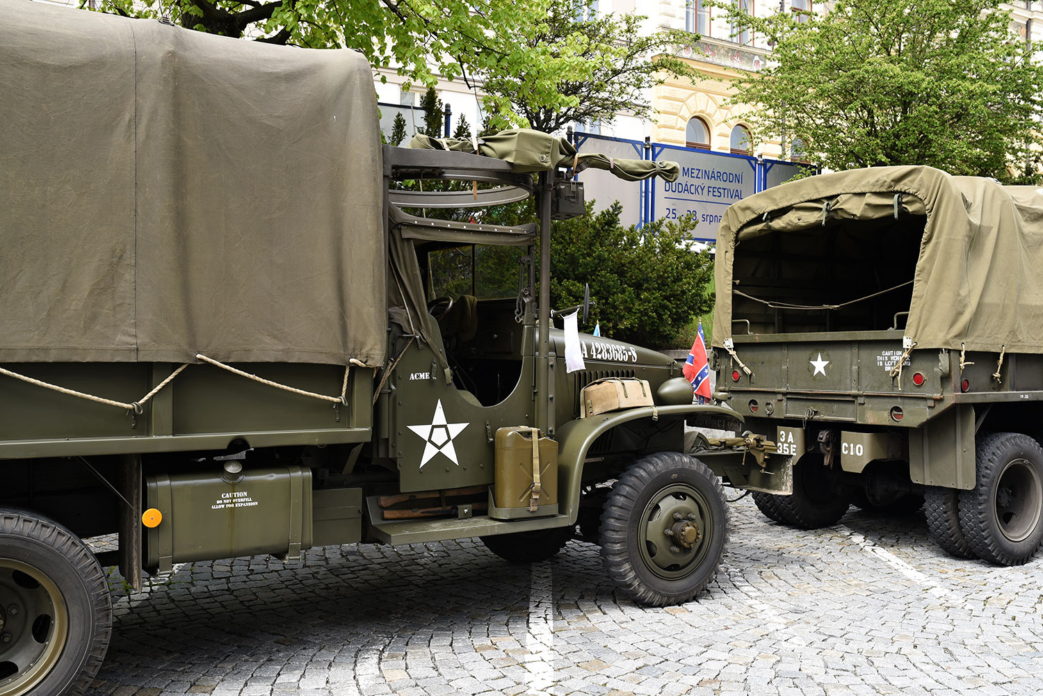 Příjezd historickývh vozidel Convoy of Liberty do Strakonic