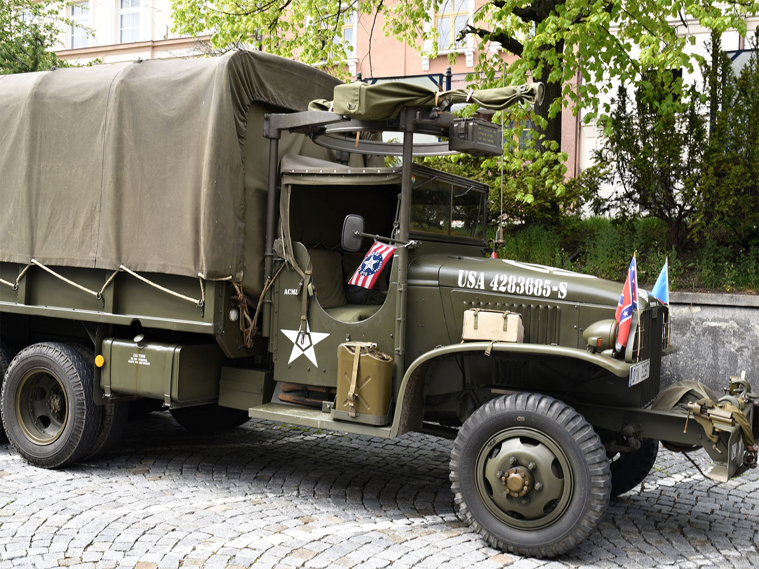Příjezd historickývh vozidel Convoy of Liberty do Strakonic