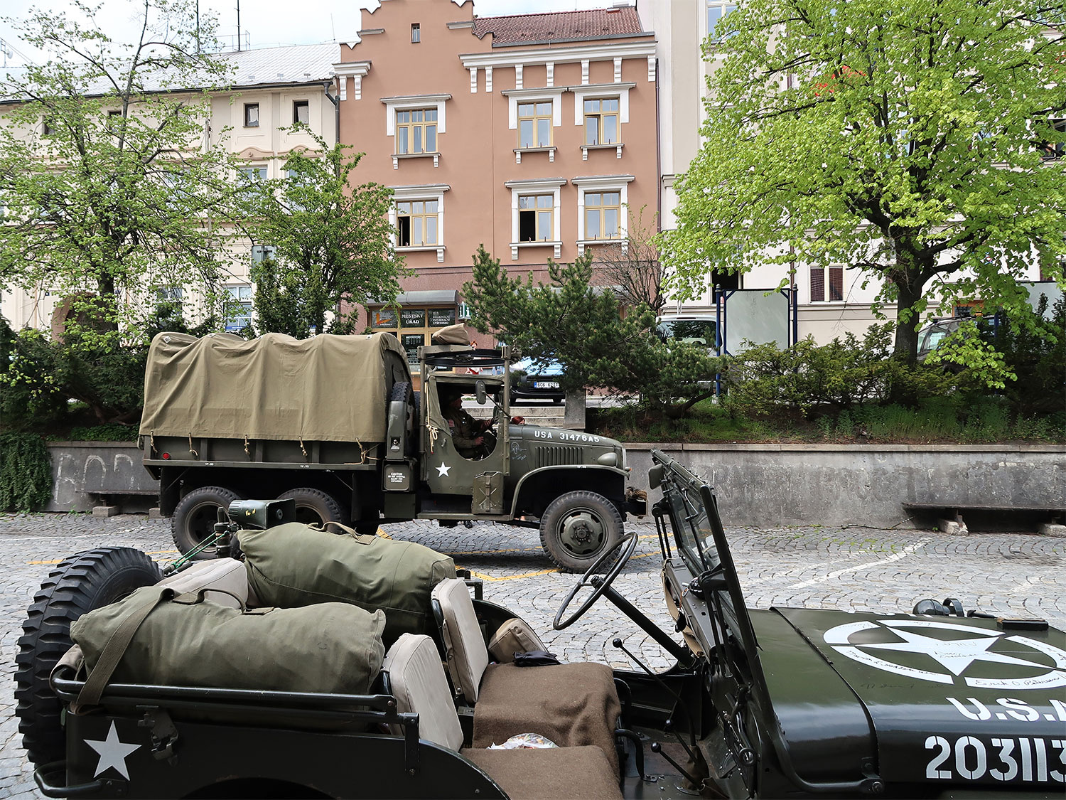 Příjezd historickývh vozidel Convoy of Liberty do Strakonic